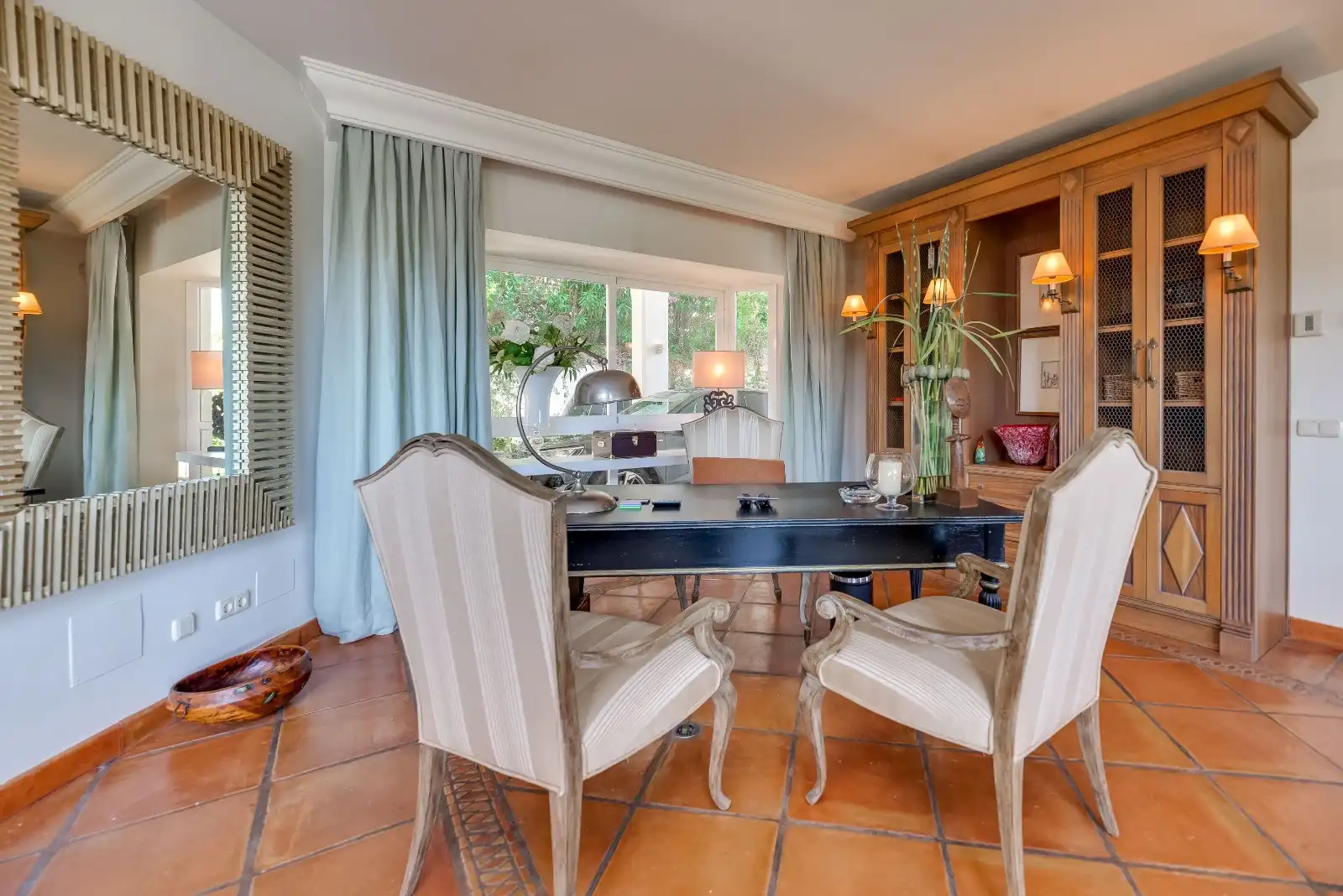 Menjador de Casa o xalet en venda en Marbella amb Aire condicionat, Jardí privat i Terrassa