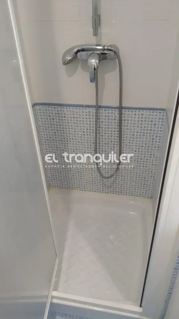 Bathroom of Flat for sale in Madrid  with Parquet flooring and Terrace