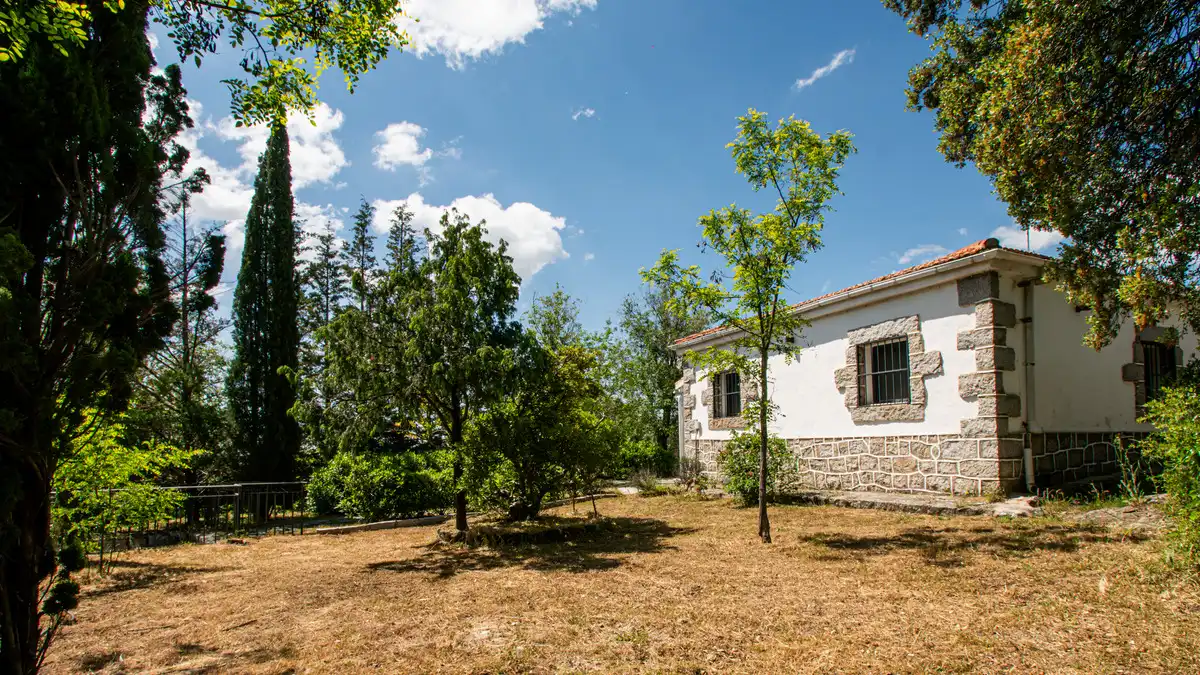 Vista exterior de Casa o xalet en venda en Fresnedillas de la Oliva amb Aire condicionat, Calefacció i Jardí privat