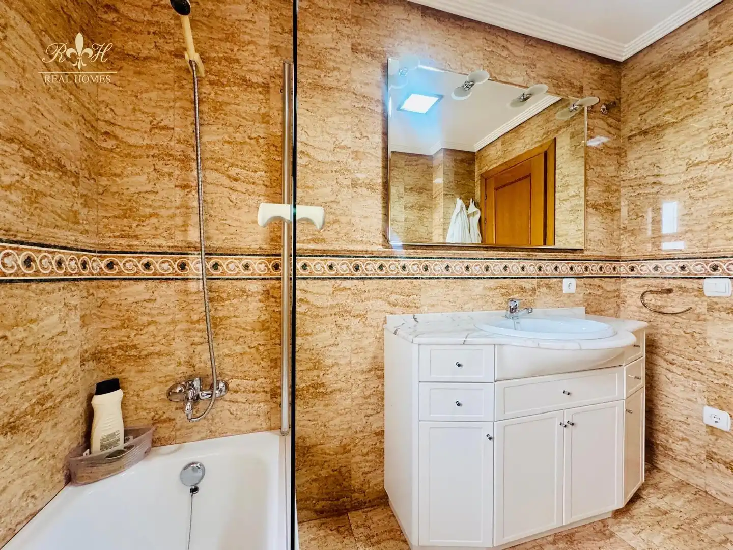 Baño de Piso en venta en Benidorm con Aire acondicionado, Terraza y Piscina