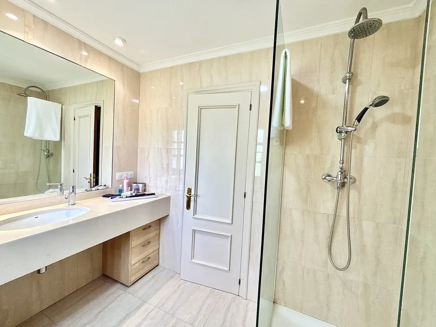 Bathroom of Houses for sale in Sariego  with Heating, Private garden and Parquet flooring