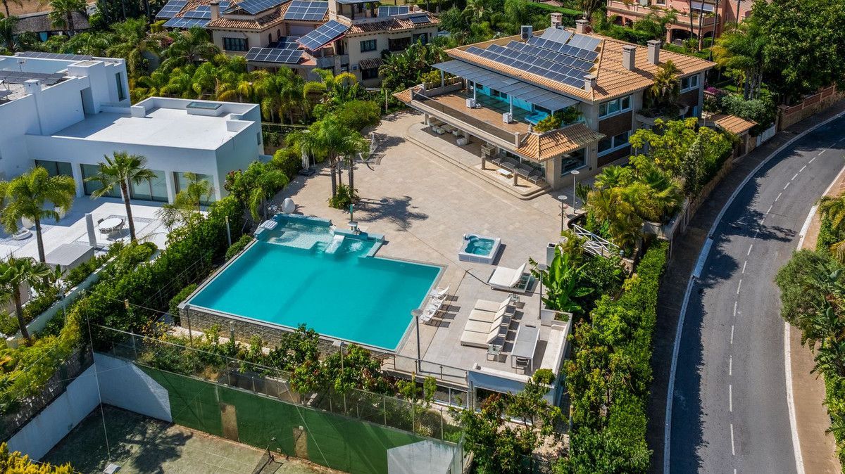 Swimming pool of House or chalet for sale in Marbella
