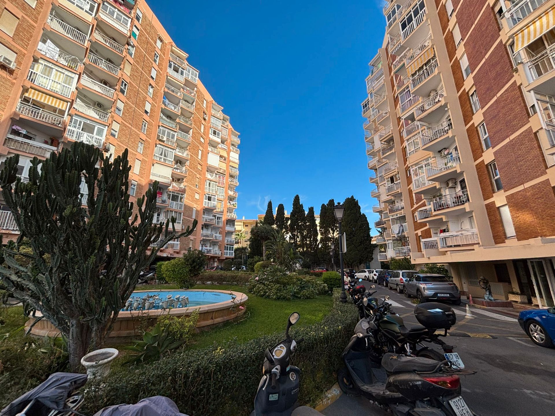 Vista exterior de Estudi de lloguer en Benalmádena amb Aire condicionat, Moblat i Forn