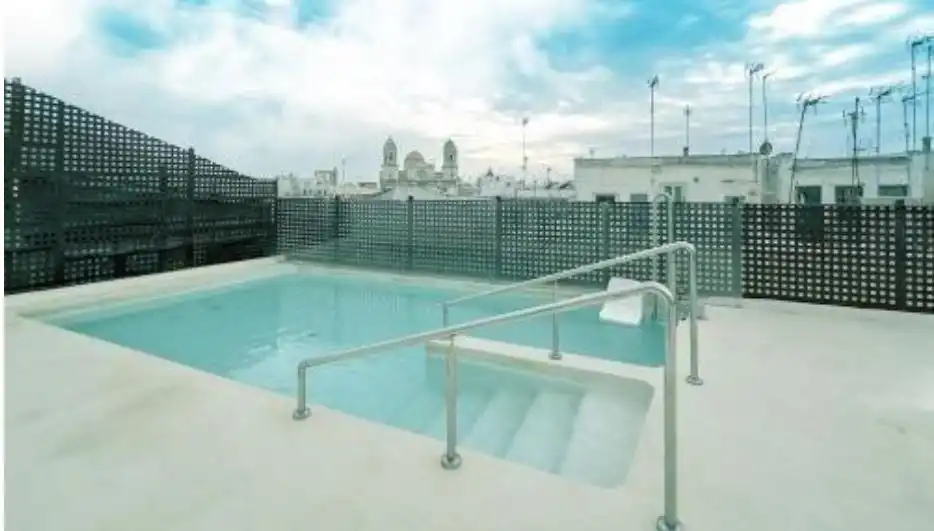 Piscina de Edifici en venda en Cádiz