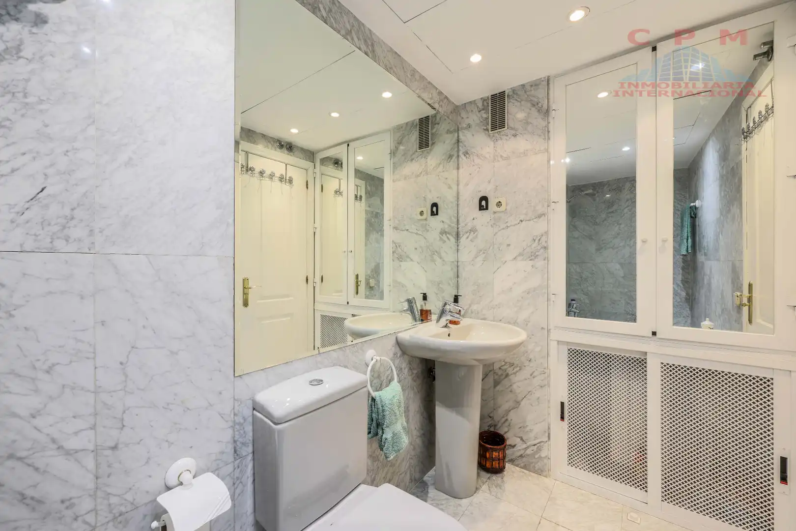 Bathroom of Flat for rent in Madrid  with Air Conditioner, Heating and Parquet flooring