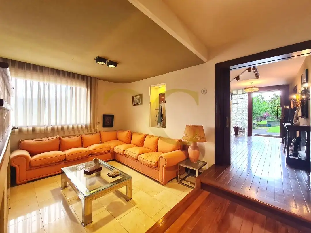 Sala d'estar de Casa o xalet en venda en Oviedo  amb Calefacció, Jardí privat i Terrassa