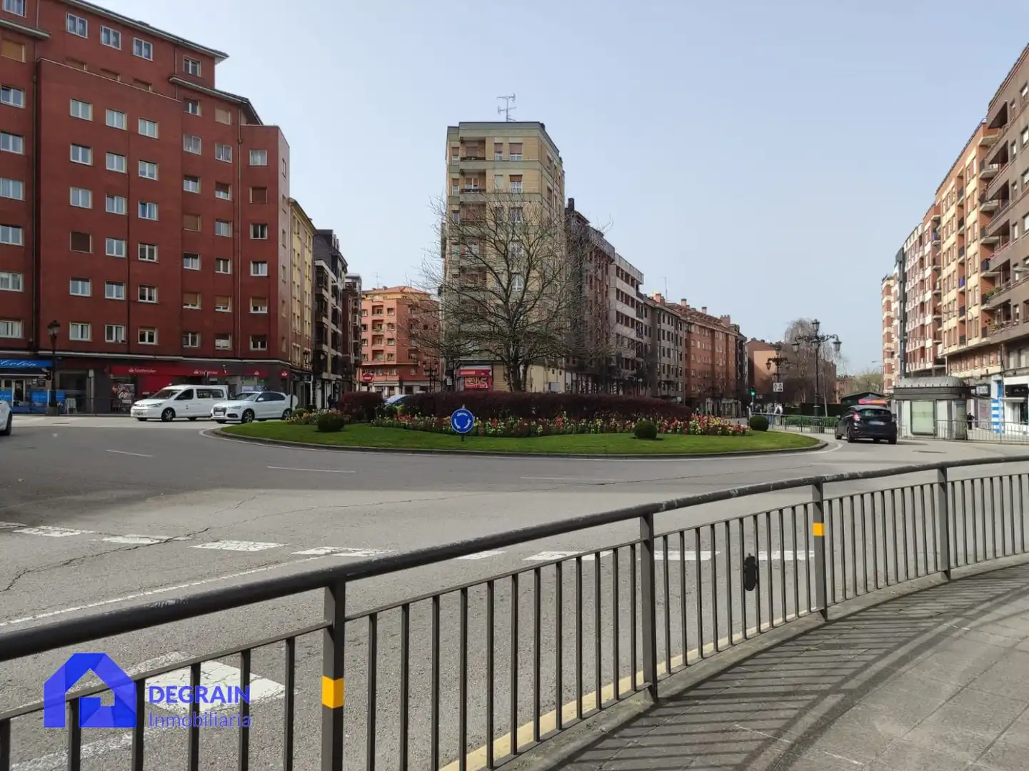 Außenansicht von Wohnung zum Verkauf in Oviedo  mit Abstellraum