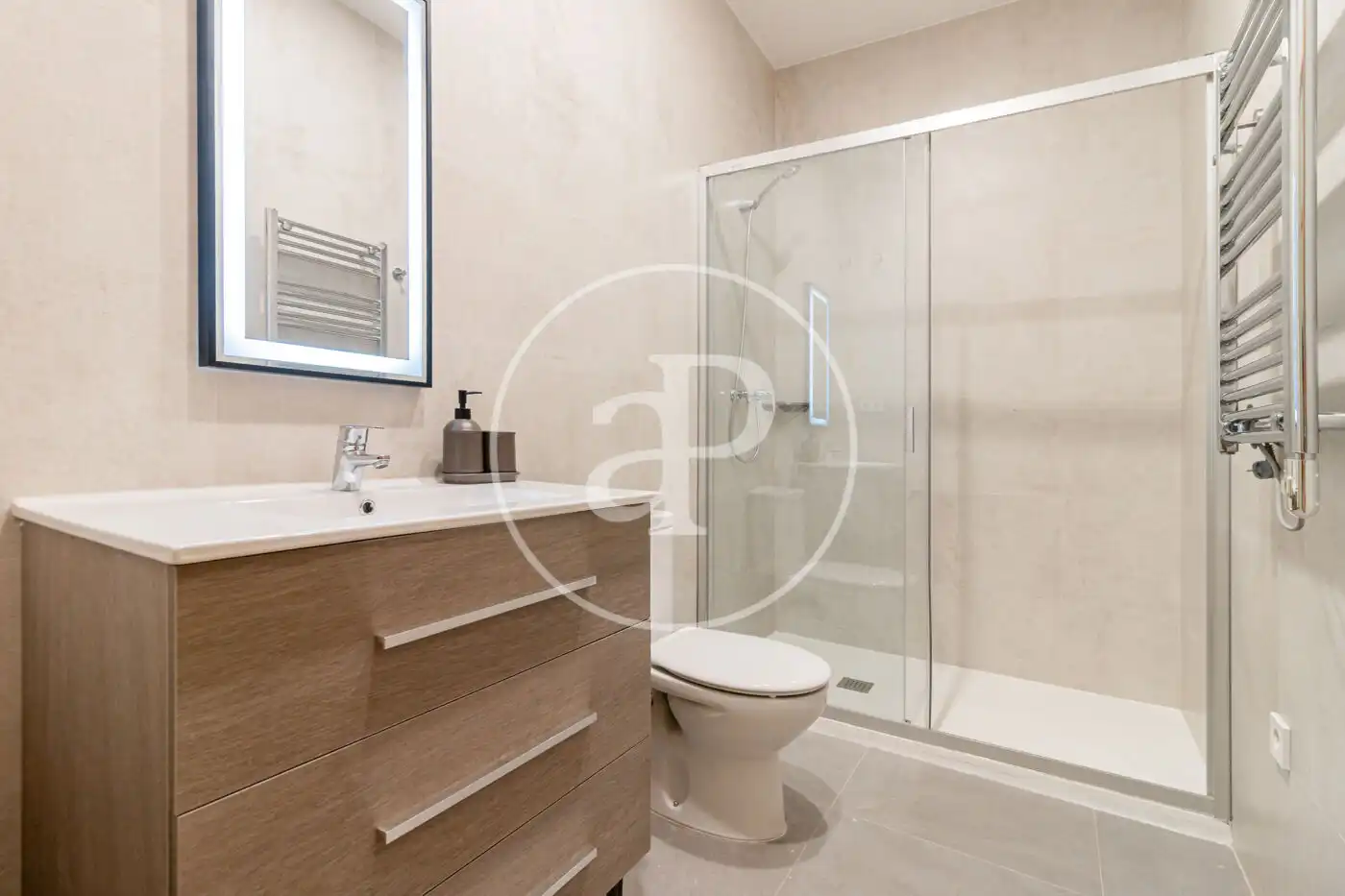 Badezimmer von Wohnung zur Miete in Madrid mit Klimaanlage, Heizung und Möbliert