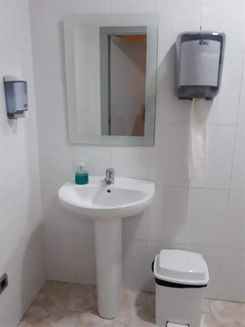 Badezimmer von Geschaftsraum zur Miete in La Ràpita mit Klimaanlage