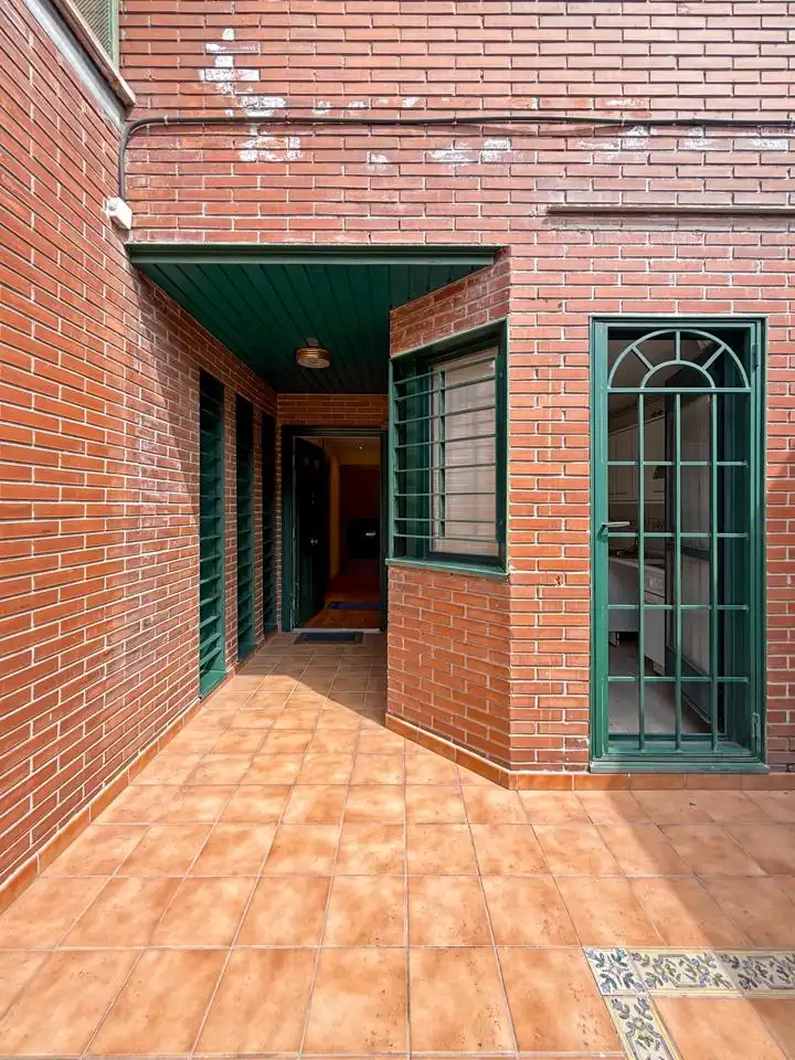 Vista exterior de Casa adosada en venda en Alcorcón amb Aire condicionat, Calefacció i Jardí privat