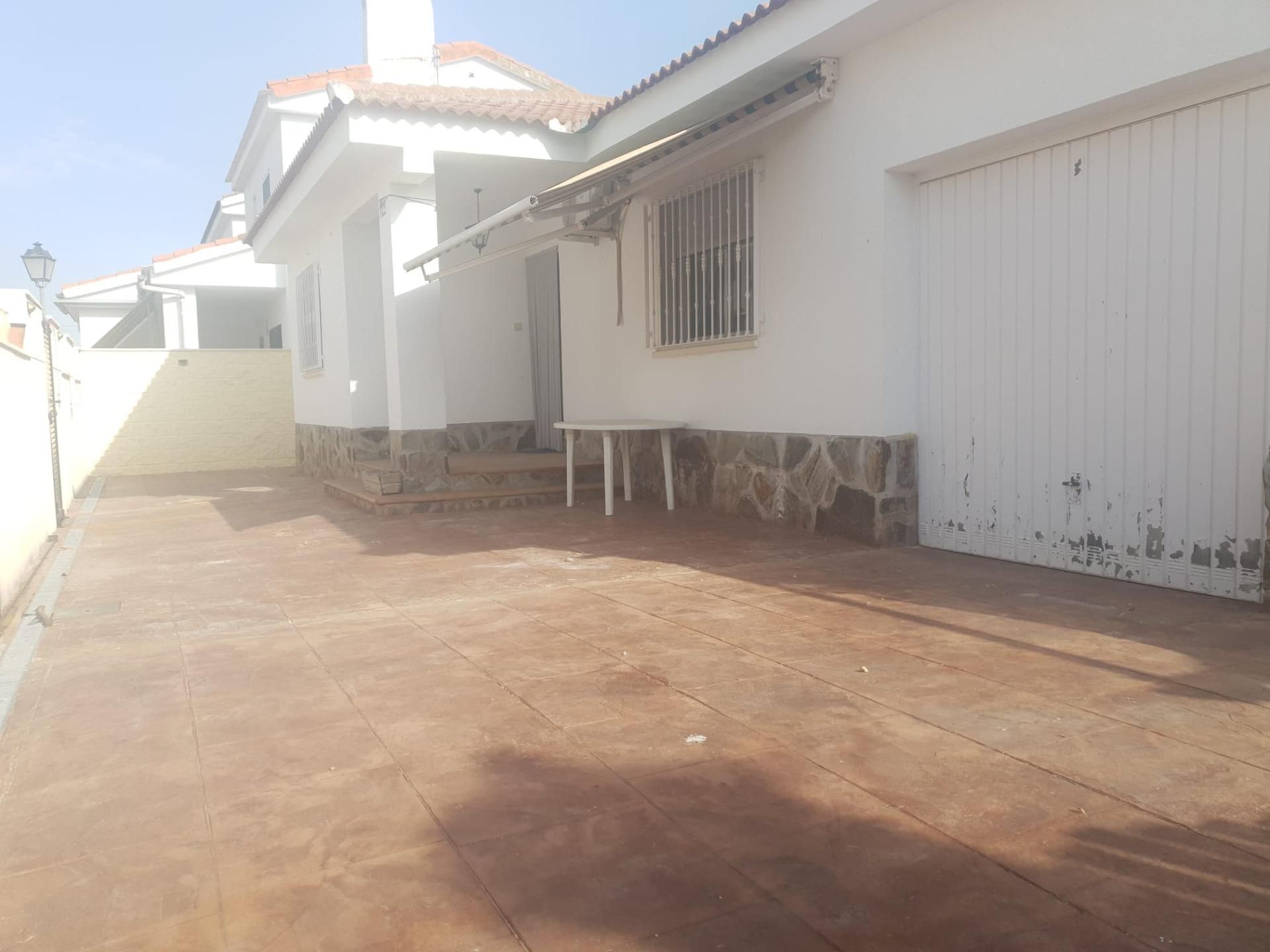 Vista exterior de Casa o xalet en venda en Carmena amb Aire condicionat, Calefacció i Jardí privat