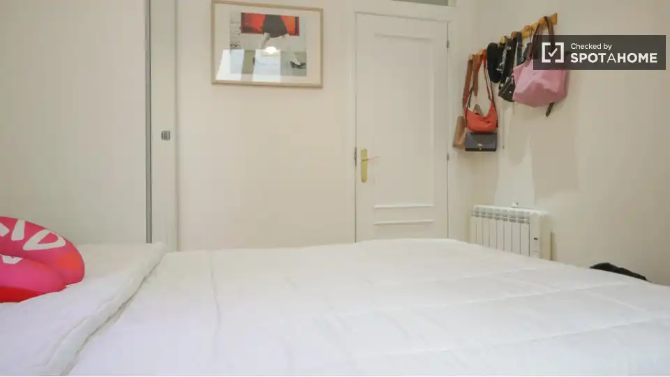 Room in Cortes - Huertas