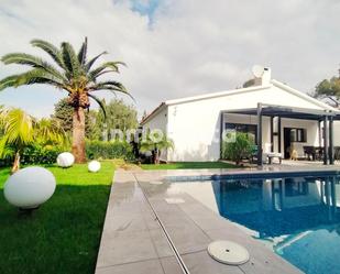Vista exterior de Casa o xalet en venda en Benidorm amb Aire condicionat, Jardí privat i Terrassa