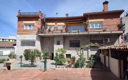 Vista exterior de Casa o xalet en venda en Mollet del Vallès amb Aire condicionat, Terrassa i Balcó