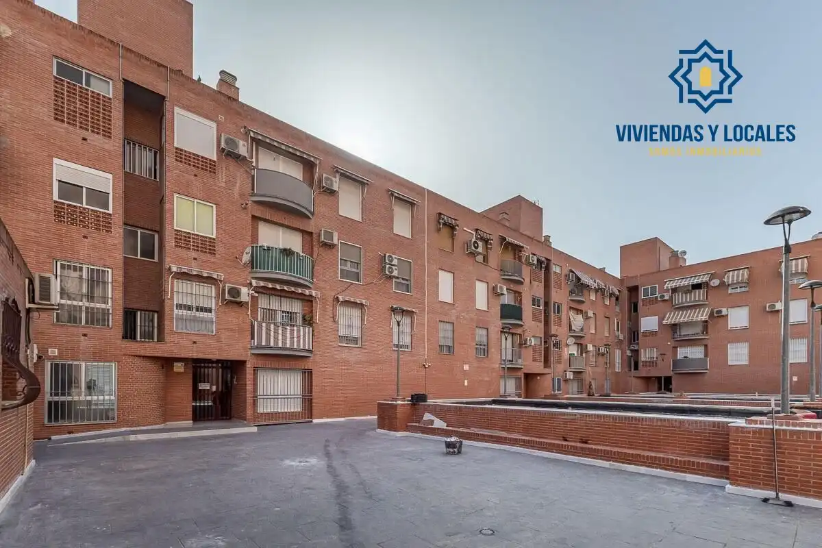 Vista exterior de Pis en venda en Granada amb Balcó