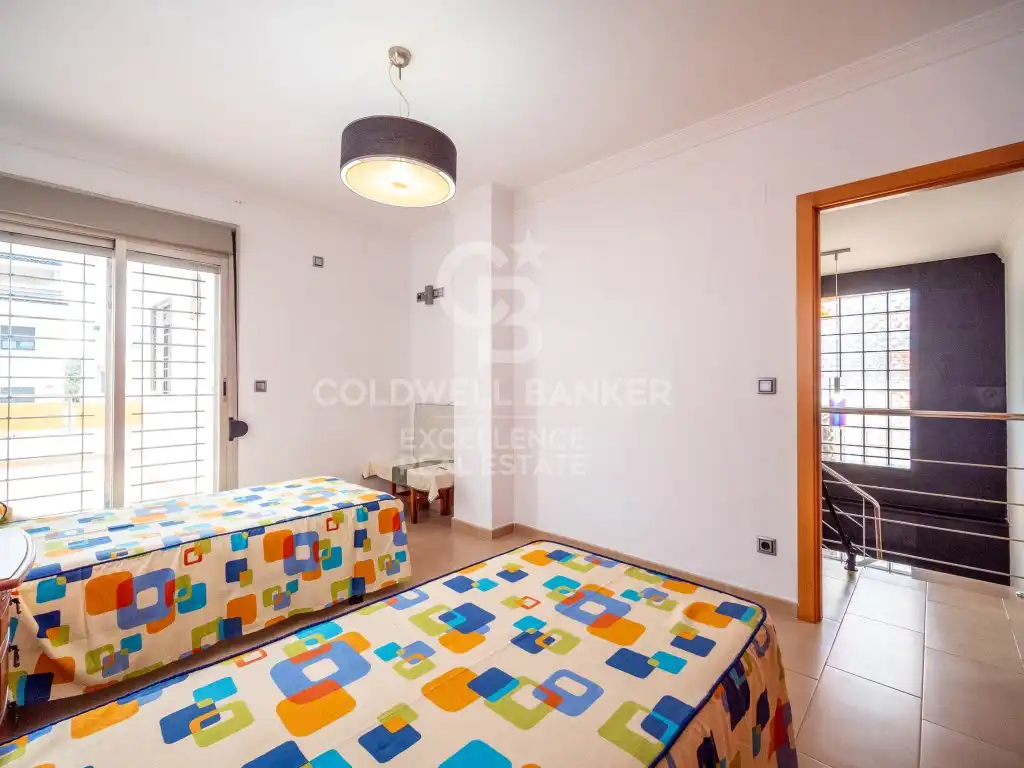 Houses for sale in Oliva  with Air Conditioner, Terrace and Swimming Pool