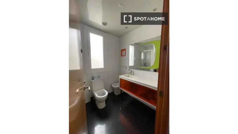 Bathroom of Flat for rent in Barcelona  with Air Conditioner, Heating and Furnished