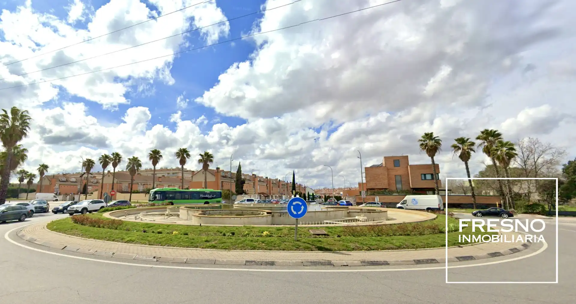 Vista exterior de Casa o xalet en venda en Parla amb Jardí privat i Terrassa
