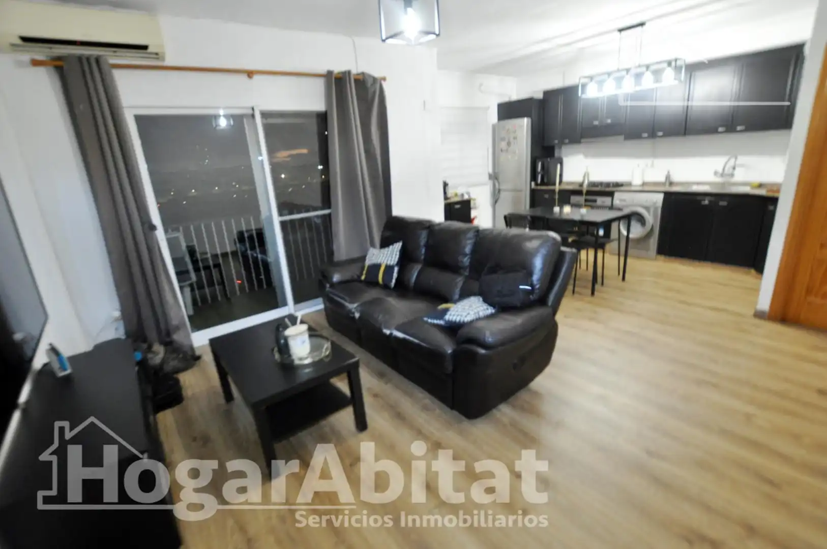 Living room of Flat for sale in  Valencia Capital  with Air Conditioner, Parquet flooring and Balcony
