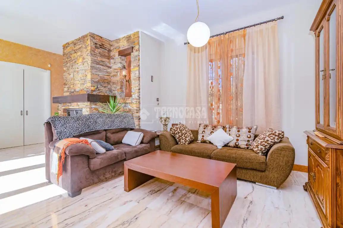 Sala de estar de Casa o chalet en venta en La Zubia con Aire acondicionado, Calefacción y Jardín privado