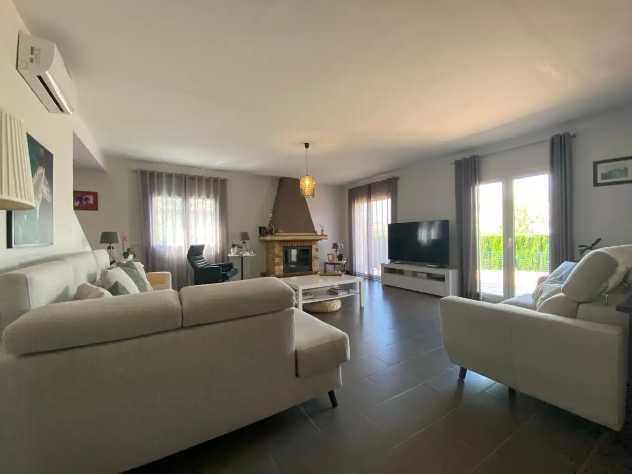 Sala de estar de Casa o chalet en venta en L'Estartit con Aire acondicionado, Calefacción y Jardín privado
