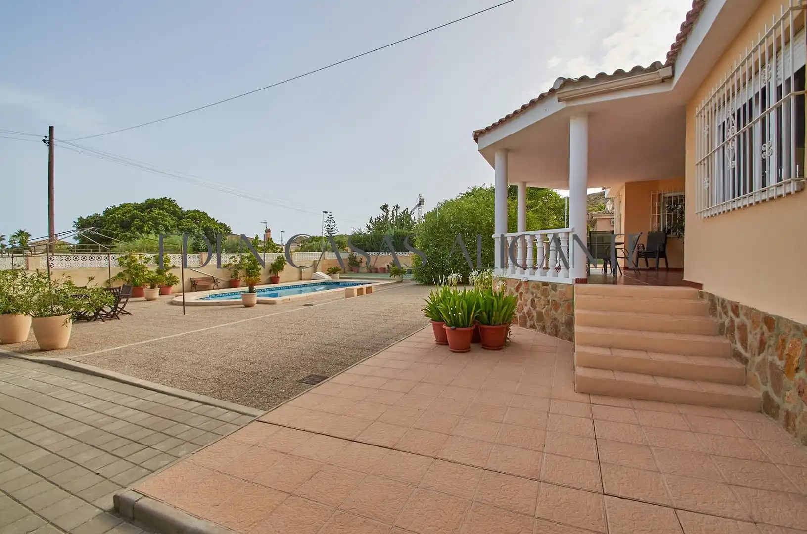 Außenansicht von Haus oder Chalet zum Verkauf in Mutxamel mit Klimaanlage, Heizung und Privatgarten
