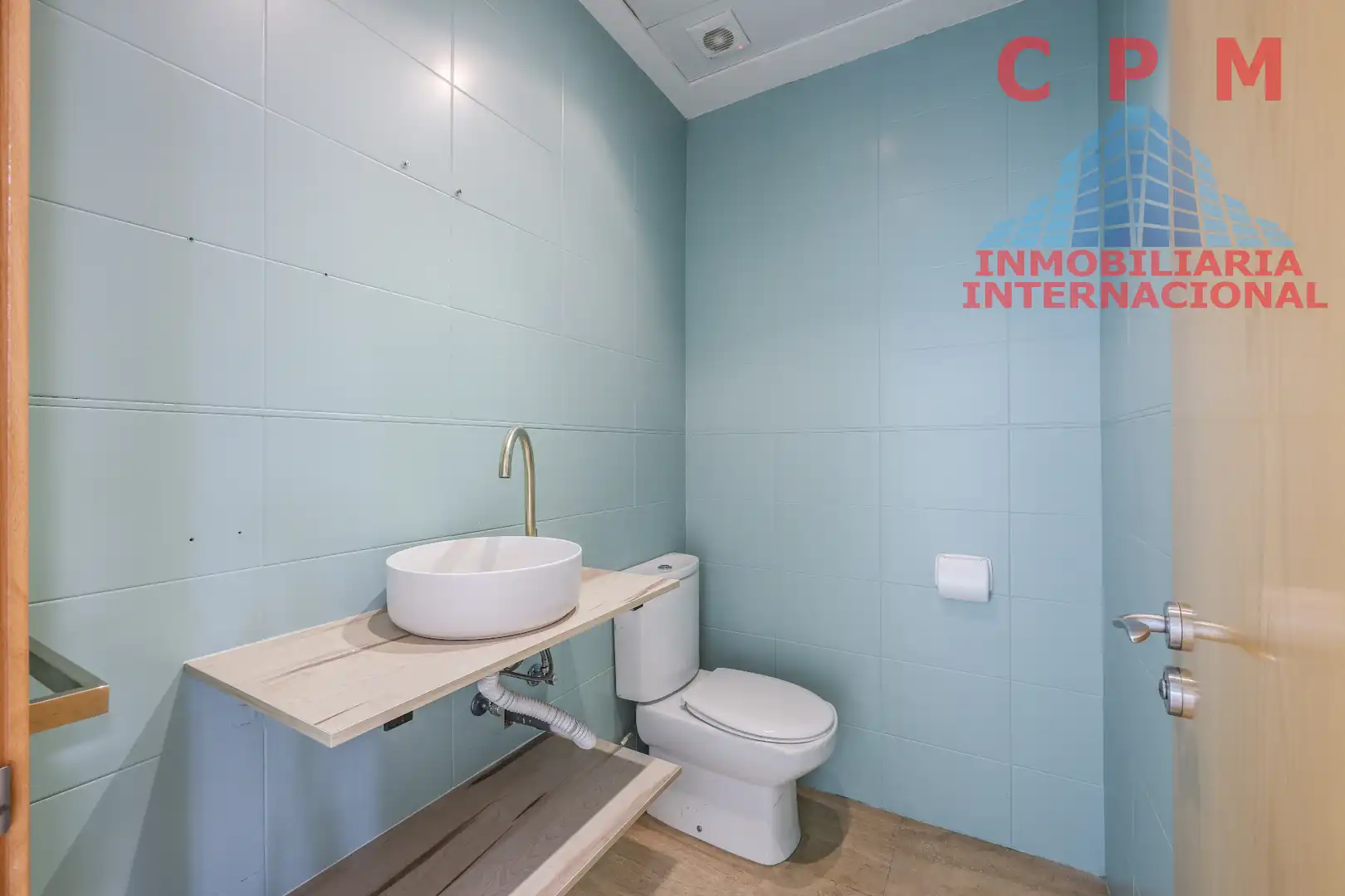 Badezimmer von Büro zur Miete in Madrid mit Klimaanlage und Heizung