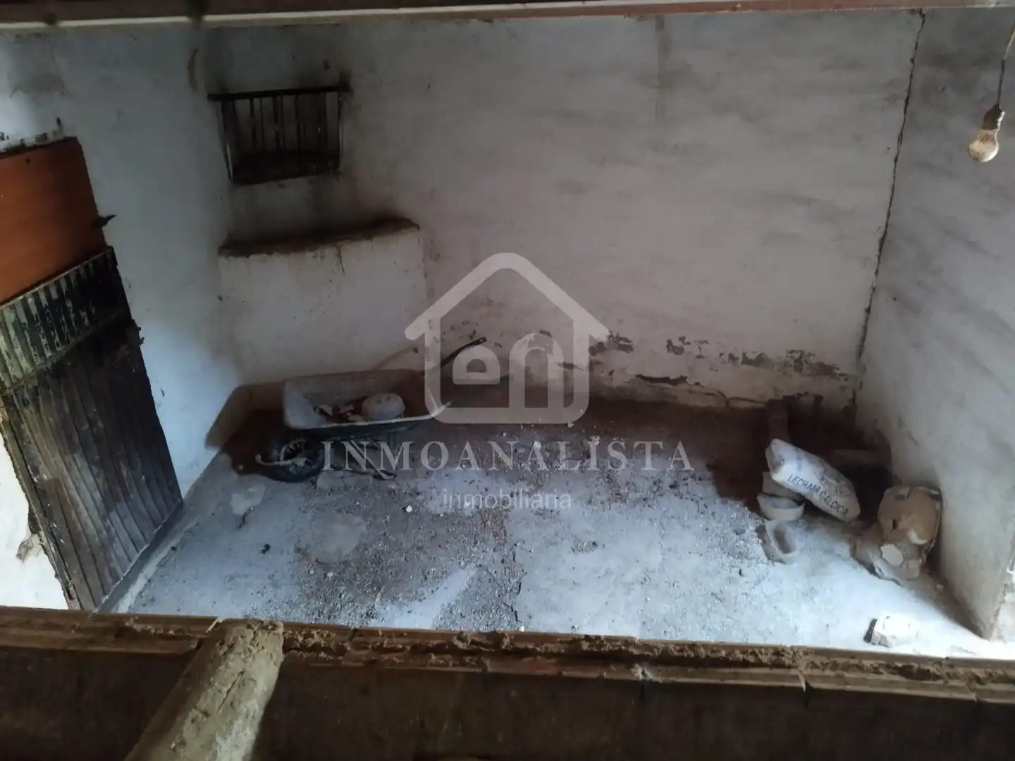 Houses for sale in Requena  with Air Conditioner, Terrace and Storage room