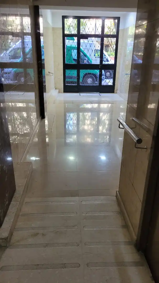 Wohnung zum Verkauf in Barcelona mit Klimaanlage und Ofen