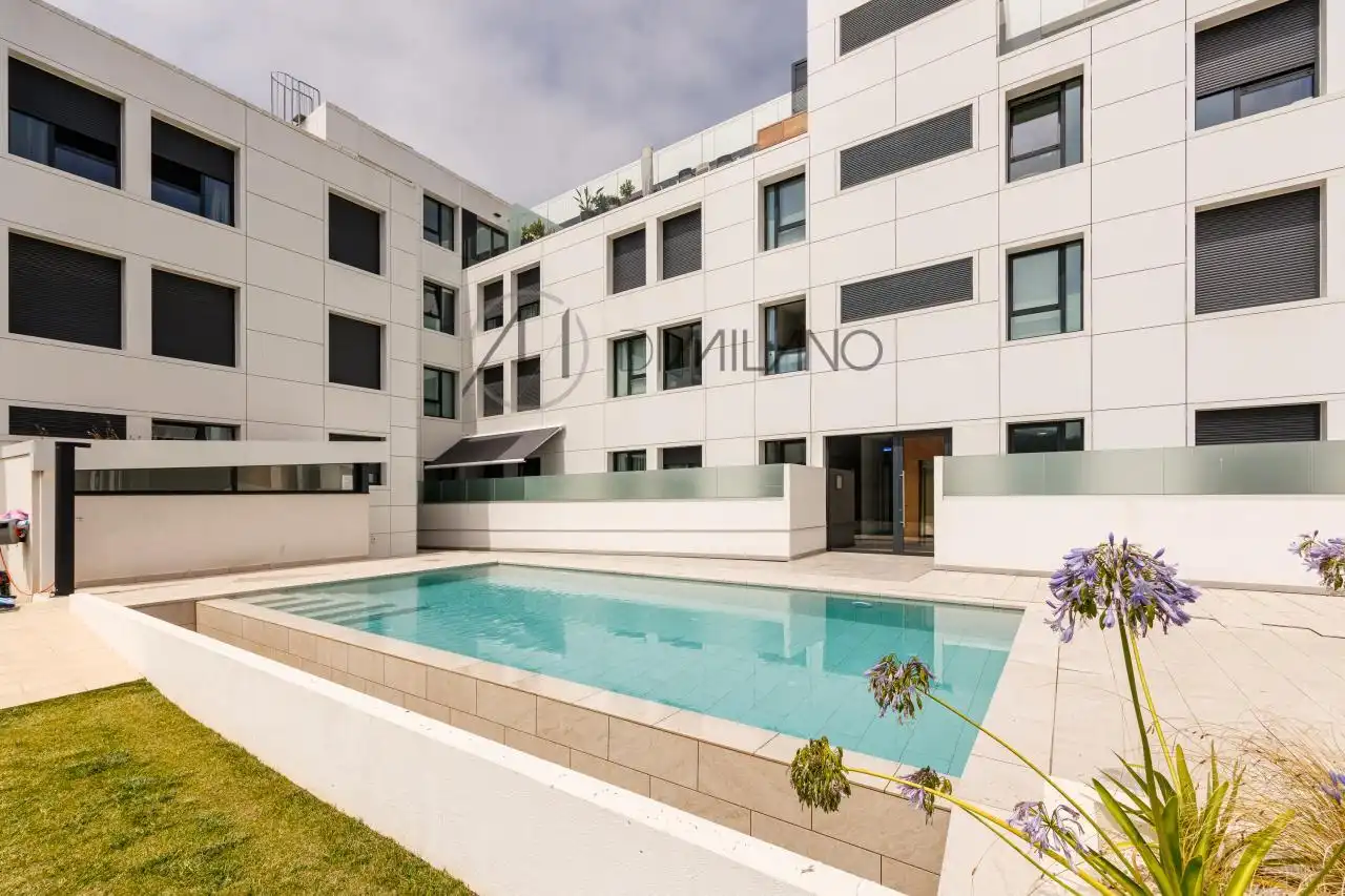 Piscina de Ático en venta en Vigo  con Calefacción, Terraza y Piscina