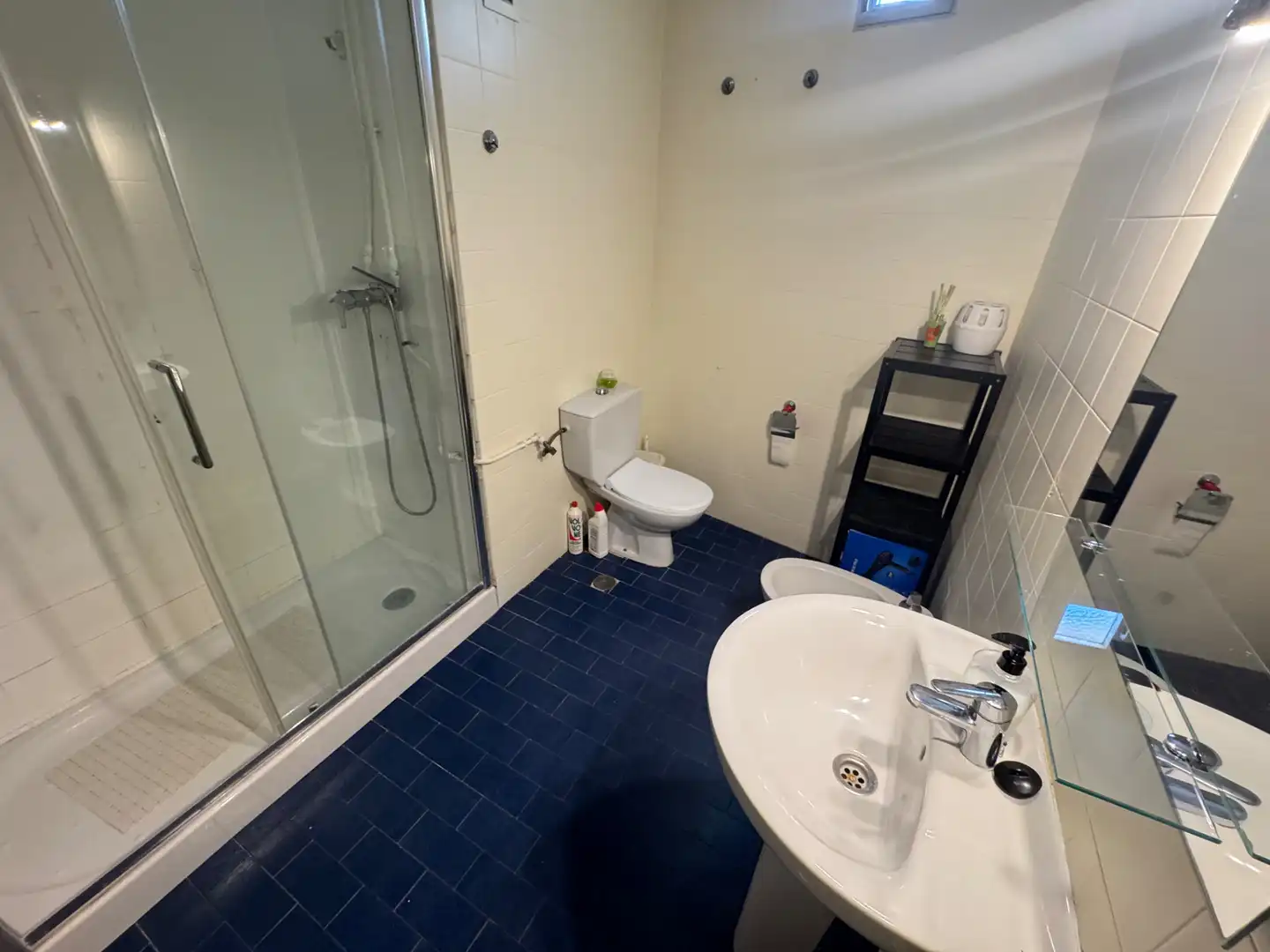 Baño de Piso de alquiler en Jaén con Aire acondicionado, Terraza y Amueblado