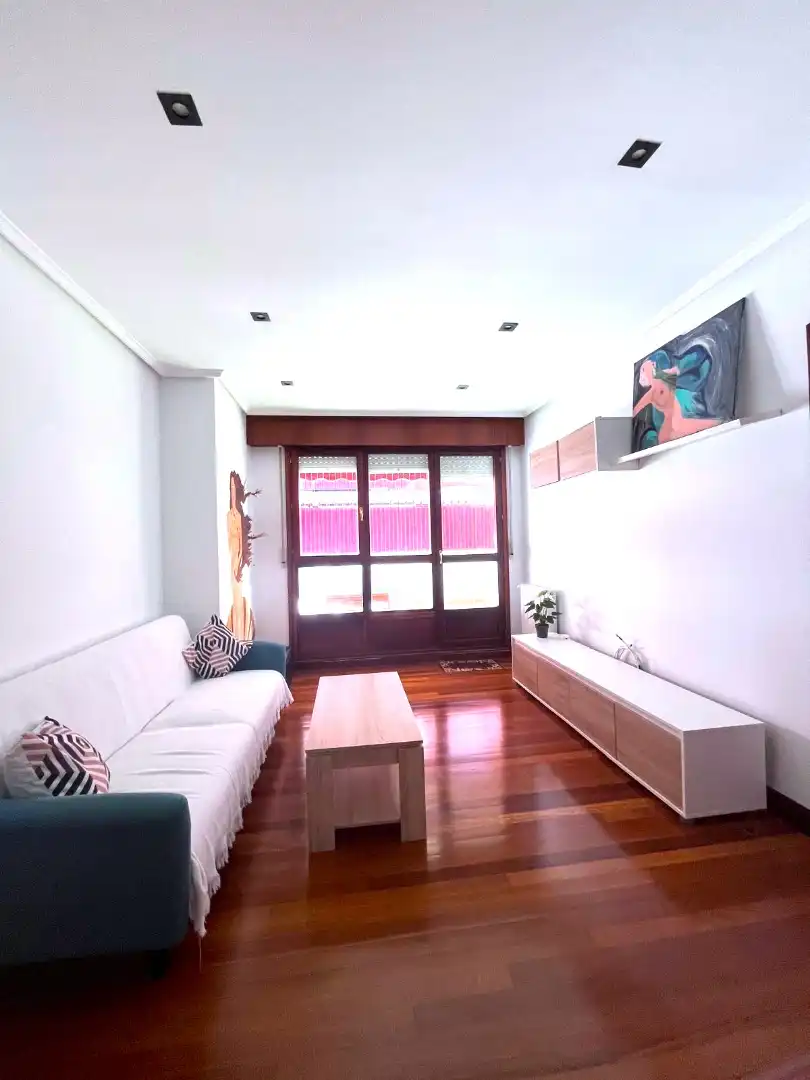 Sala de estar de Planta baja en venta en Castro-Urdiales con Calefacción, Jardín privado y Parquet