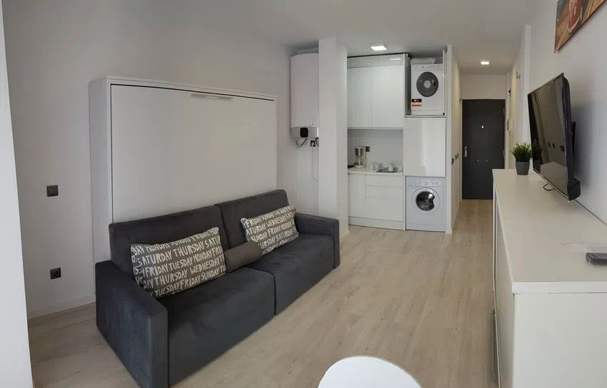 Sala d'estar de Estudi de lloguer en Torremolinos amb Aire condicionat, Terrassa i Moblat