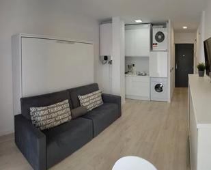 Sala d'estar de Estudi de lloguer en Torremolinos amb Aire condicionat, Terrassa i Moblat