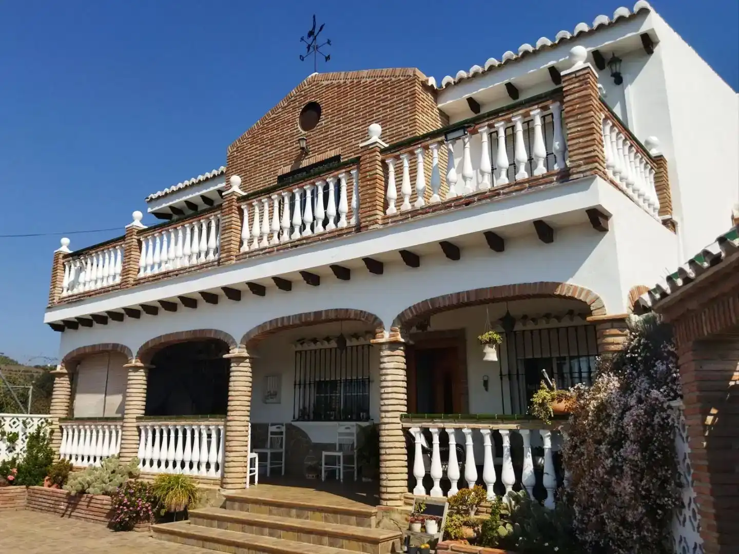 Vista exterior de Finca rústica en venda en Benamargosa amb Aire condicionat, Piscina i Balcó