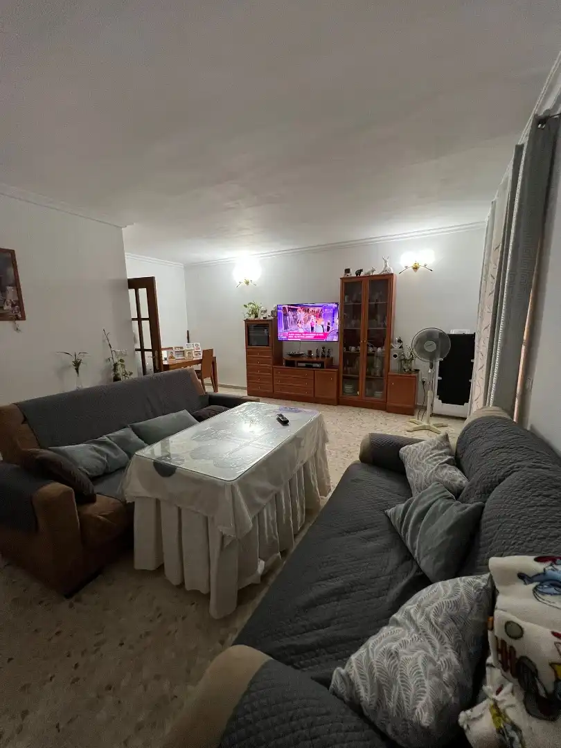 Wohnzimmer von Einfamilien-Reihenhaus zum Verkauf in La Rinconada mit Klimaanlage, Abstellraum und Balkon