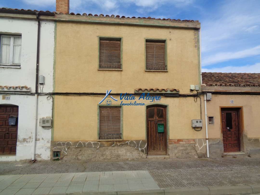 Vista exterior de Casa o xalet en venda en Tirgo amb Calefacció