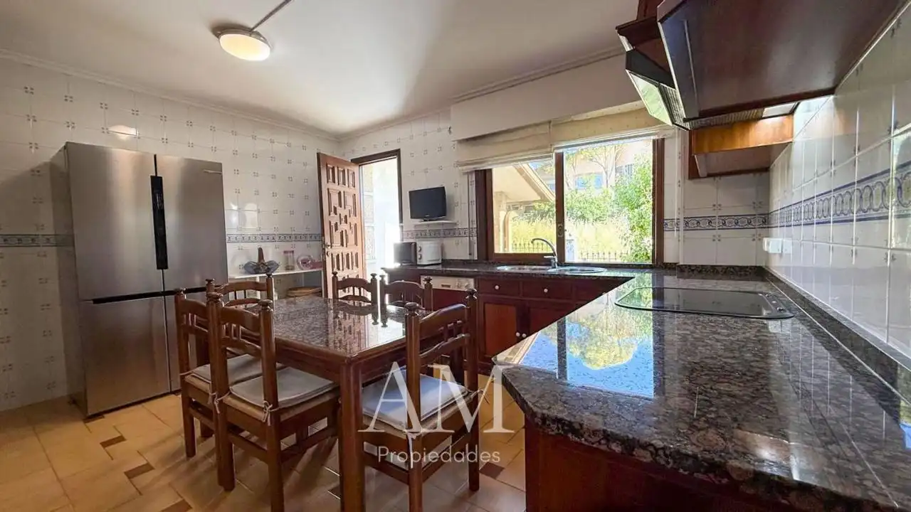 Cuina de Casa o xalet en venda en Vigo  amb Calefacció, Jardí privat i Terrassa