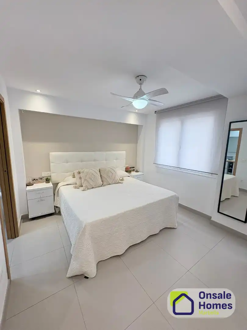 Bedroom of Flat for sale in Marbella  with Air Conditioner, Terrace and Furnished
