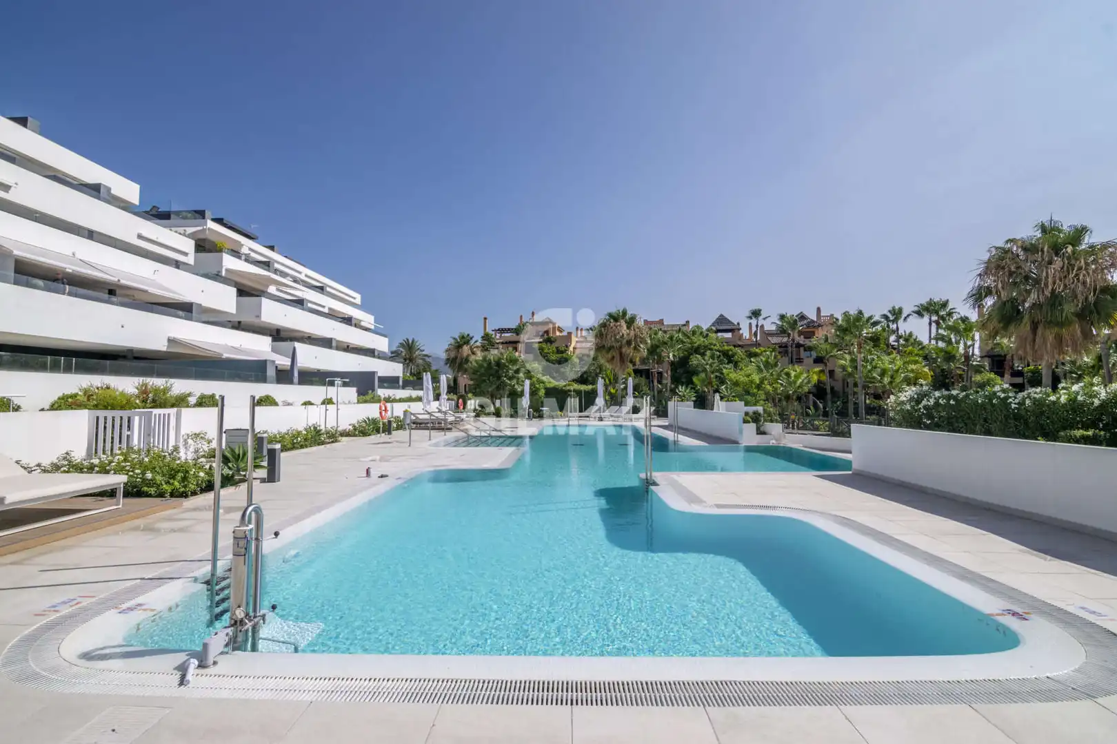 Vista exterior de Apartament en venda en Estepona amb Calefacció, Traster i Piscina