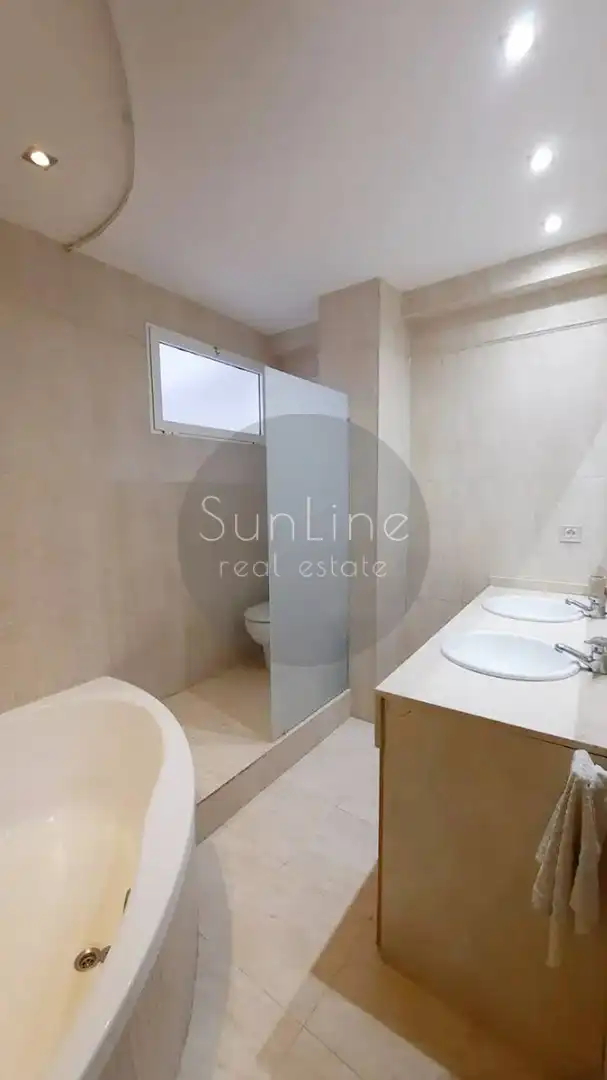 Badezimmer von Wohnung zur Miete in Valencia mit Klimaanlage, Terrasse und Möbliert