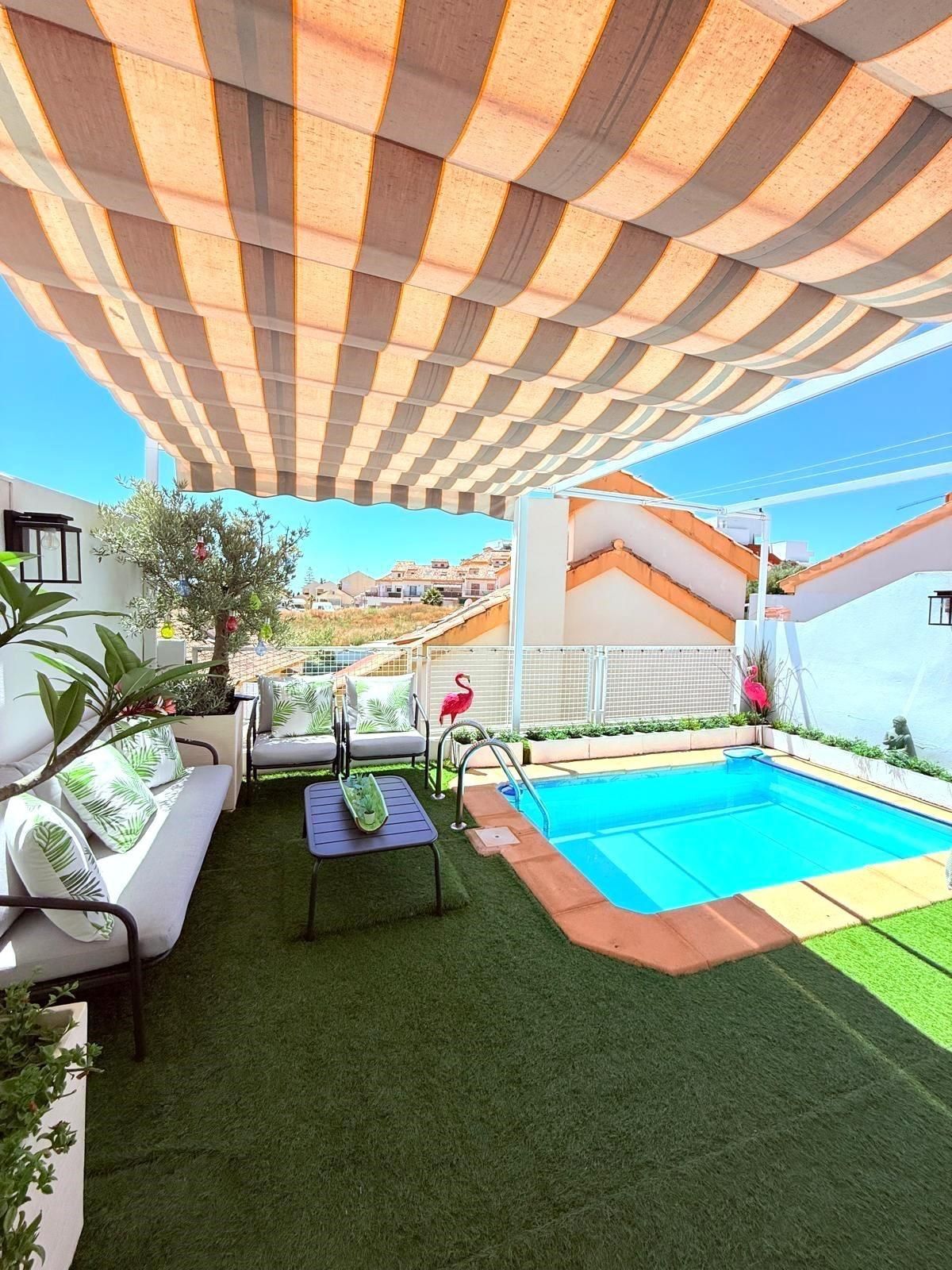 Piscina de Casa adosada en venda en Benalmádena amb Aire condicionat, Calefacció i Jardí privat