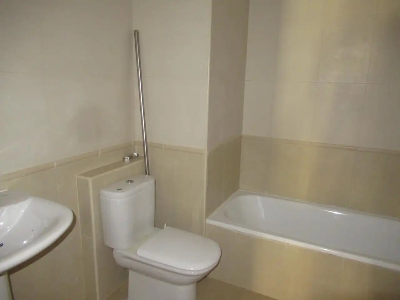 Badezimmer von Erdgeschoss zum Verkauf in Plasencia mit Heizung