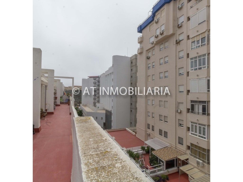 Vista exterior de Àtic en venda en  Cádiz Capital amb Terrassa