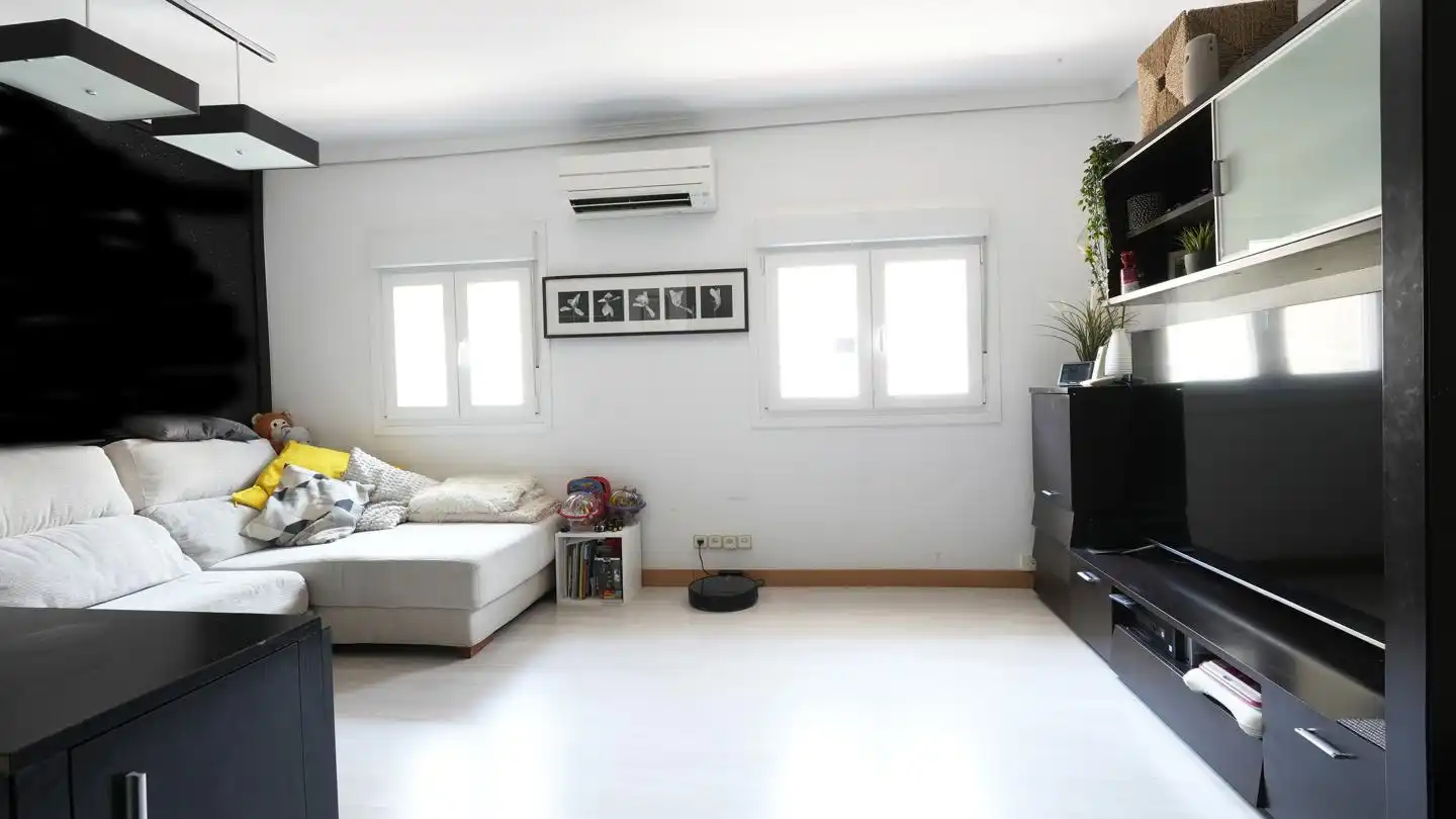 Sala d'estar de Pis en venda en Madrid amb Aire condicionat