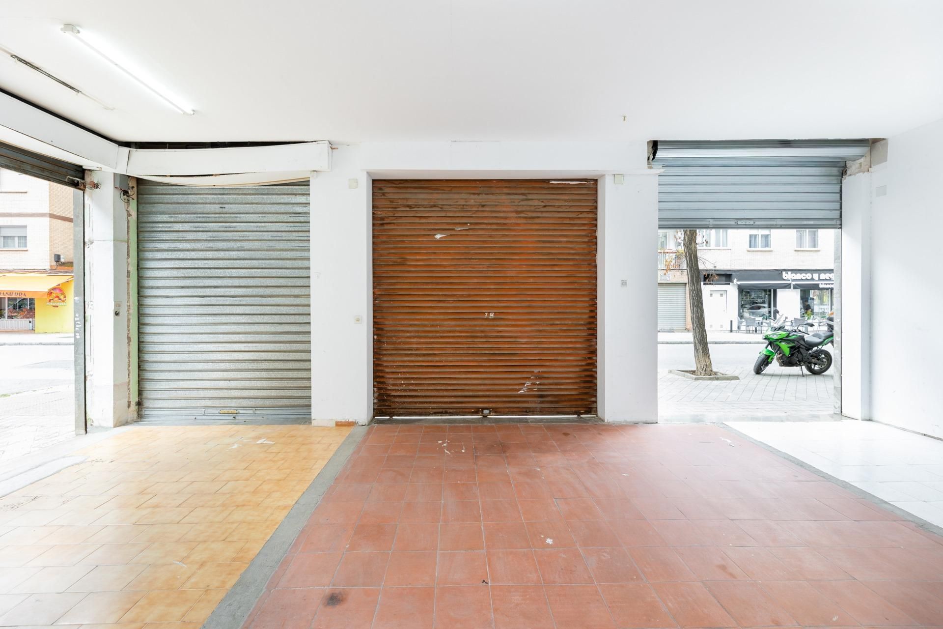 Premises for sale in  Granada Capital