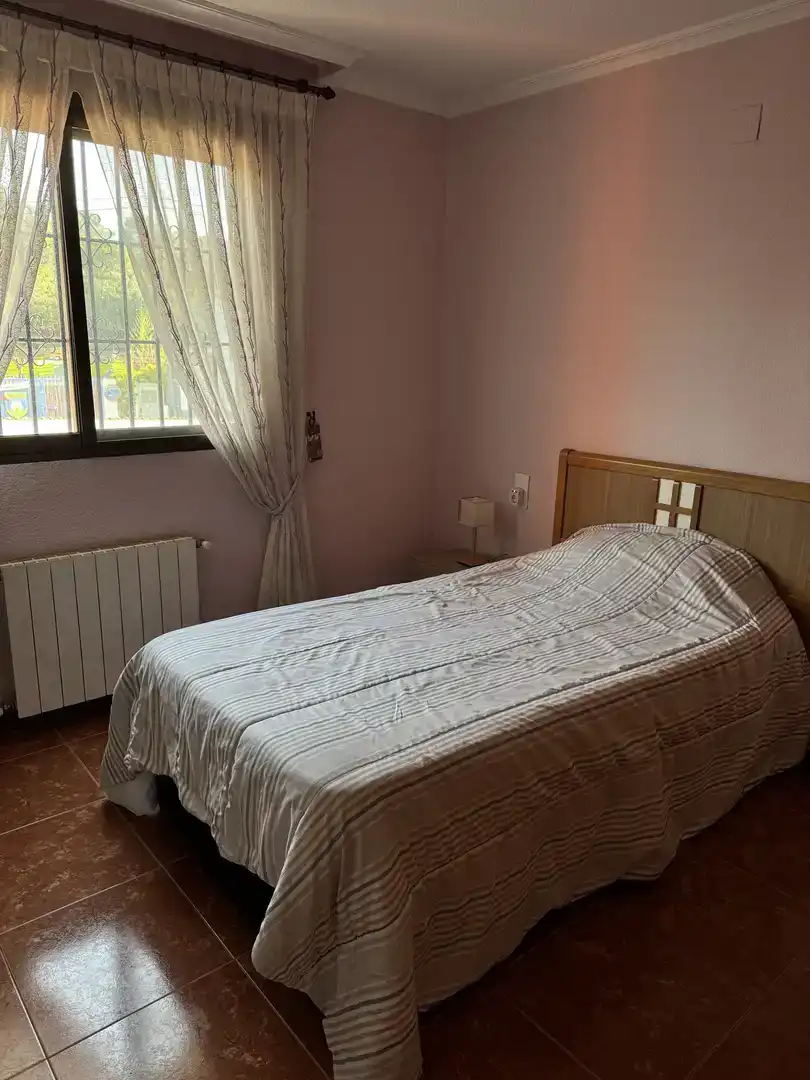 Dormitori de Casa adosada per a compartir en Torrent amb Piscina i Moblat