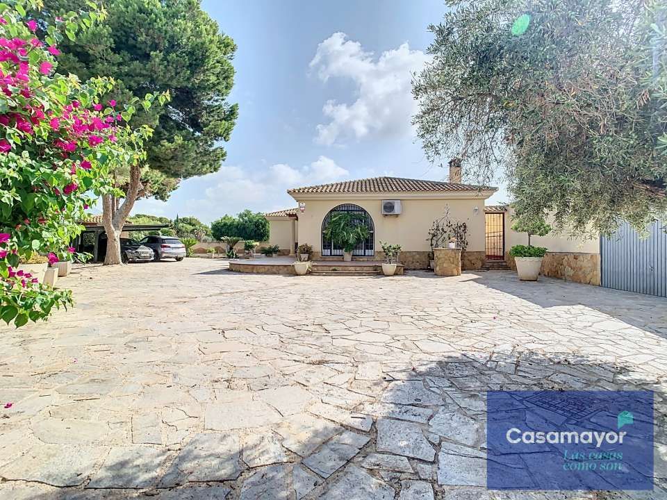 Exterior view of House or chalet for sale in El Campello  with Air Conditioner, Heating and Private garden