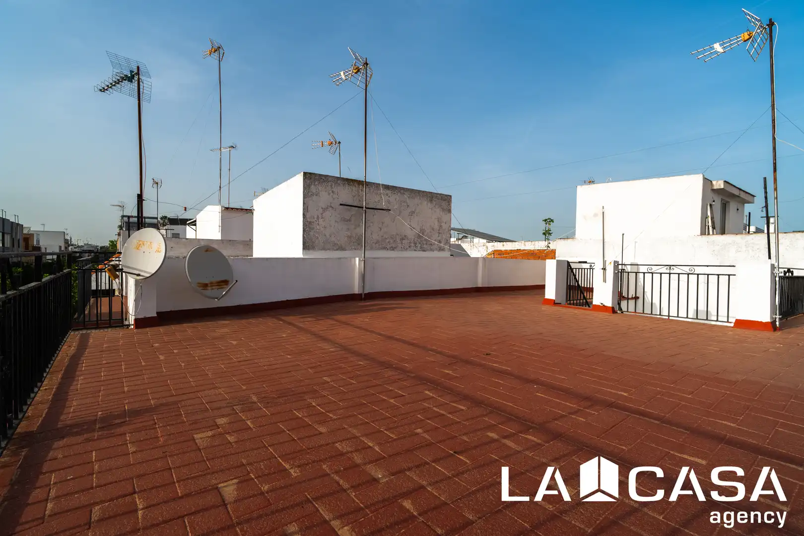 Vista exterior de Casa o chalet en venta en Sevilla con Aire acondicionado, Terraza y Balcón