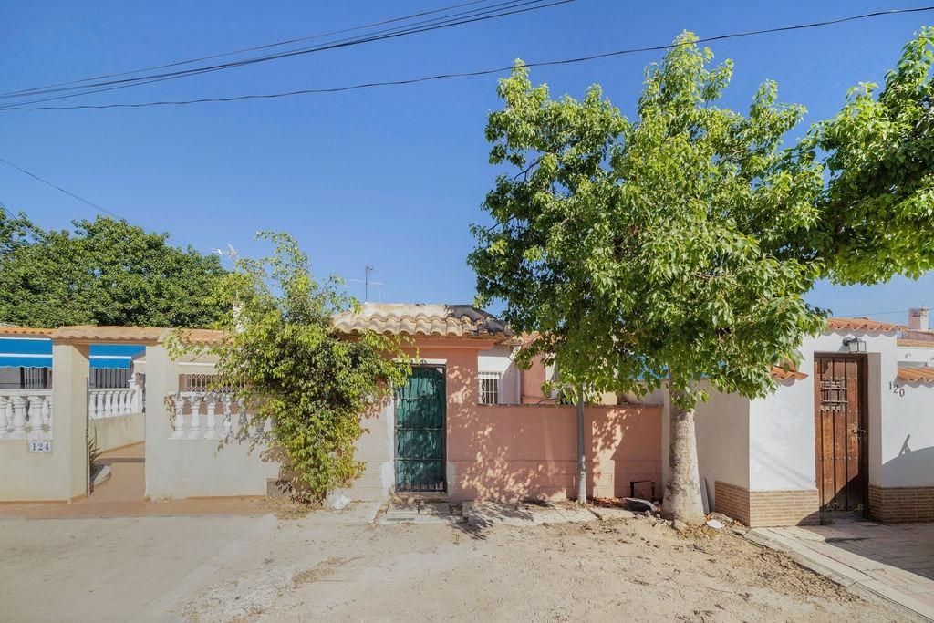 Vista exterior de Casa adosada en venda en Torrevieja amb Aire condicionat, Calefacció i Jardí privat